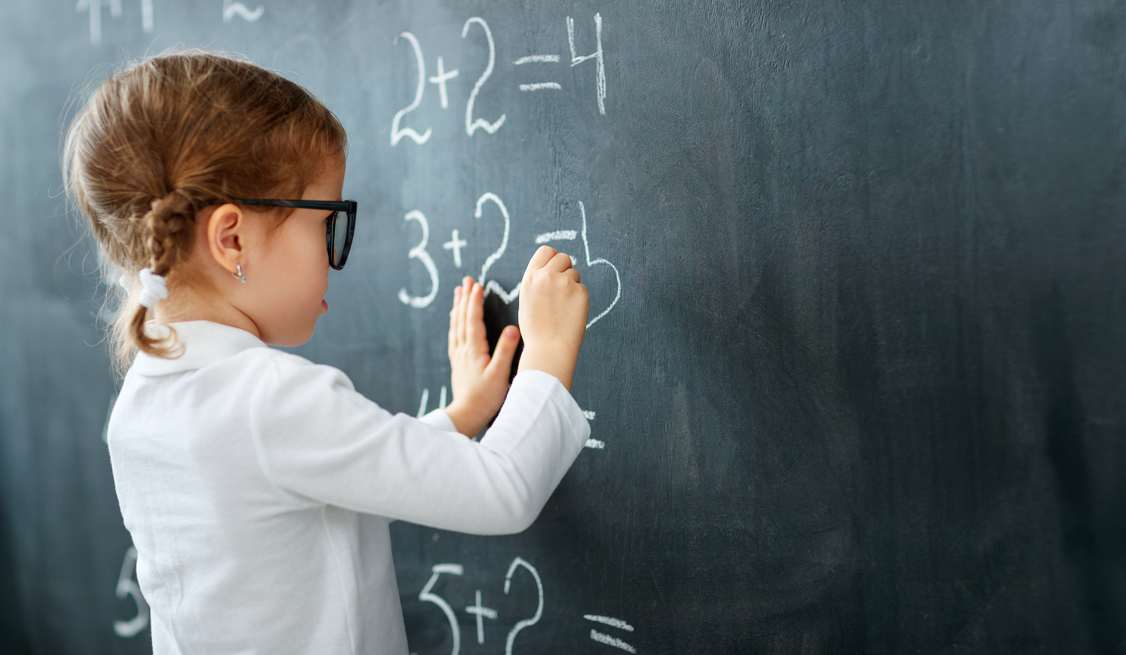 Математика воспитывает. Дети на математике. Математика для детей. Ребенок учит математику. Ребенок математик.